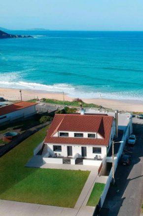 AG Casa Arnados1ª linea de playa Razo con jardín